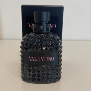 Valentino Uomo Born In Roma EDT 95ml. - Valentino Uomo Born In Roma Eau de Toilette 90ml där box ingår. Den är perfekt nu när det är sommar 