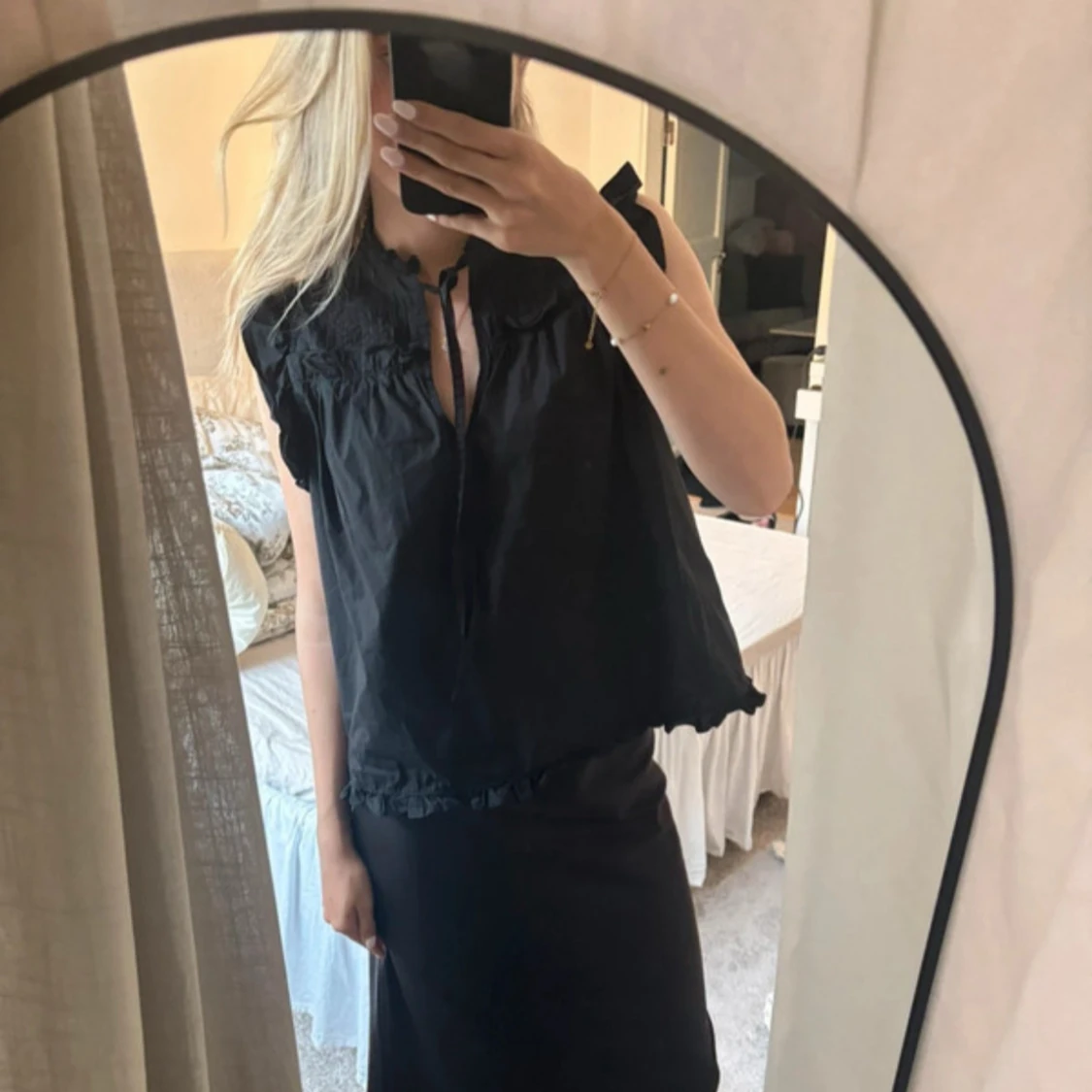 Svart blus med knyt och volang - 1