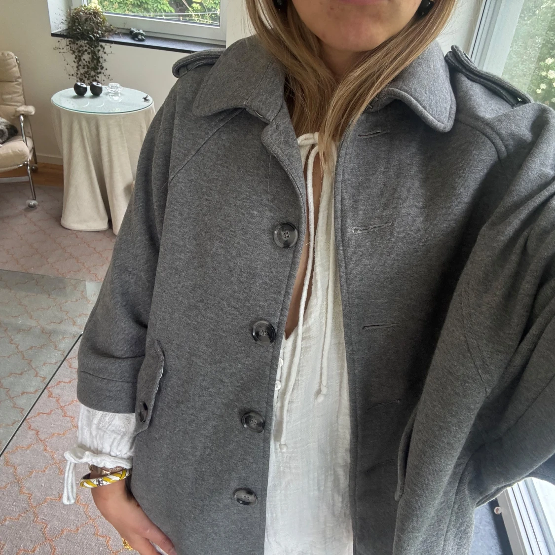 Grå kappa med knappar och fickor - 3