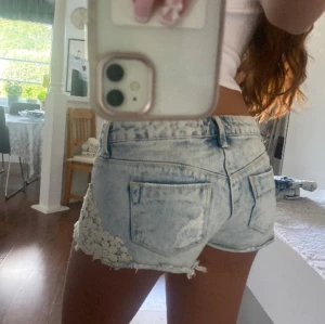 Lowwaist mini jeansshorts med broderi - Snygga low waist mini jeansshorts i strl 34, midja:39cm. Kommer fler unika jeansshorts/kjolar så följ!!