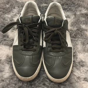 Valentino flycrew - Valentino flycrew sneakers i den mörkgröna färgen. De är i ett fint skick med ALLA nitar kvar! Dustbag ingår. Storlek 43 men sitter 0,5-1 storlek större ungefär, funkar även med storlek 43 som jag personligen har. Bara att höra av sig för fler frågor eller bilder! 😊(STEAL!!!)