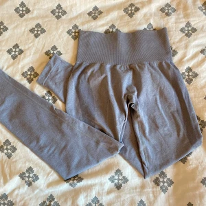 Grå blåa tights från NVGTN - Säljer ett par grå blåa tights från NVGTN i bra skick. Super snygga och väldigt bekväma att ha på sig!