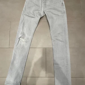 Dondup jeans grå - Säljer dessa tvär snygga dondup jeansen i size 30. Säljer pga storlek. Passar perfekt för alla årstider och är stilrena. Skicket är super och allt är som de ska. Kan gå ner i pris vid snabb försäljning. 
