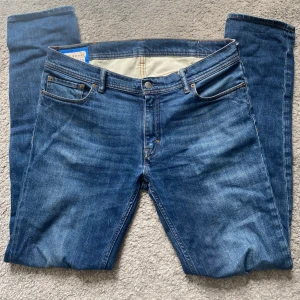 Acne Studios Jeans - Tja, säljer nu dessa riktigt feta jeans från Acne Studios Blå Konst. De är i mycket bra skick då de är väldigt sparsamt använda. Nypris ligger runt 2700kr, mitt pris endast 699kr (kan diskuteras vid snabb affär). Hör av dig vid minsta fundering. 
