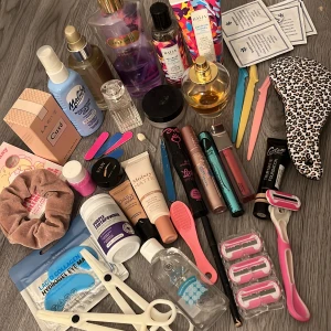 skönhetsprodukter - de mesta är nytt/oanvänt❣️allt för 300 kr💘innehåller bland annat victoria secret love spell body mist, wella hårolja, malibu afterski, rakhyvlar, mascara, concealer, foundation och puder🌸