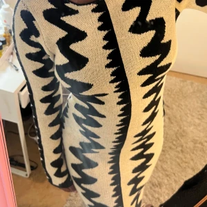 Beige och svart stickad klänning - beige stickad klänning med svart detalj 