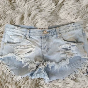 Ljusblåa lågmidjade one teaspoon jeanshorts - Såååå sjukt snygga! Midja rakt över: ca 39 cm