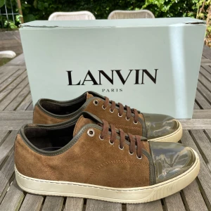 Lanvin skor  - Hej! Säljer nu dessa sjukt snygga Lanvin skor. Skorna är i toppskick! Vi rekommenderar att gå ner en storlek. Har ett begränsat antal boxar och dustbag! Hör gärna av dig vid frågor 