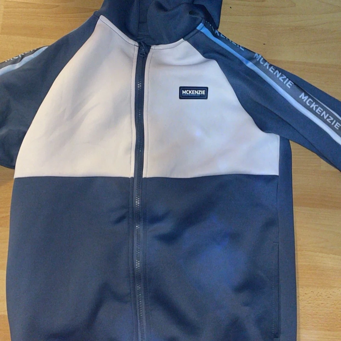 Blå och vit vindjacka från McKenzie