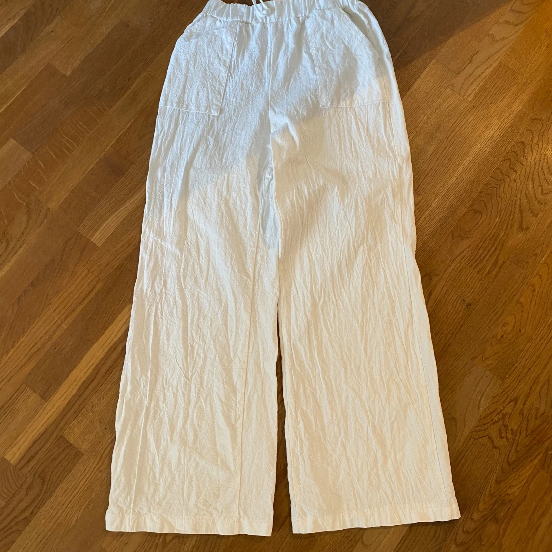 Vita linnebyxor med snörning - 1