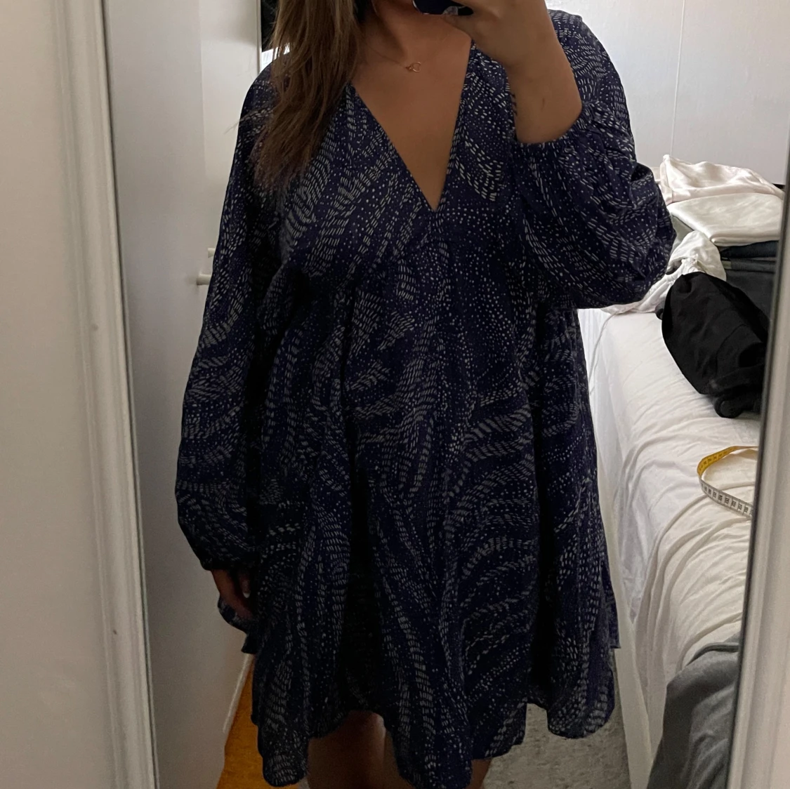 Mörkblå kortklänning med öppen rygg - 3