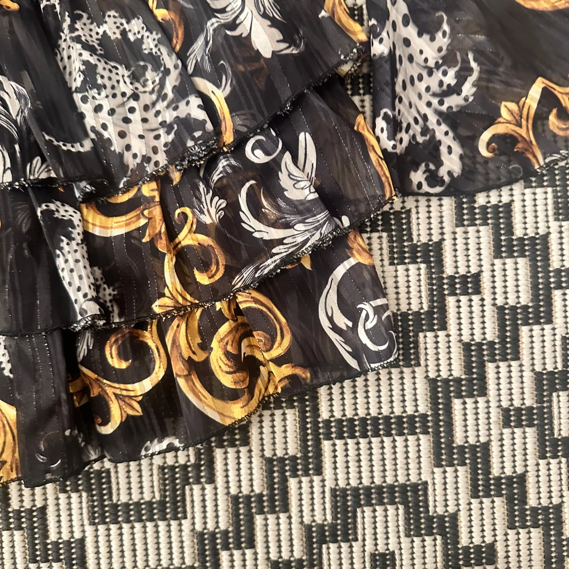 Svart och guldig mönstrad kortklänning - 1