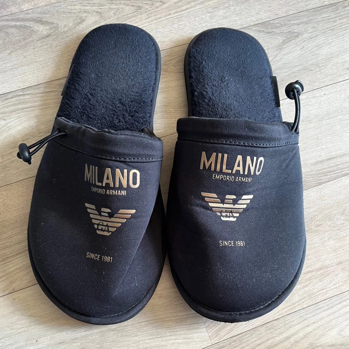 Svarta tofflor Emporio Armani Milano