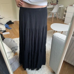 Svart långkjol från Stradivarius XS - Svart långkjol från Stradivarius i storlek XS. Lågmidjad för mig som är ca 168. Superfin men kommer tyvärr inte till användning. Skriv om ni har några frågor 💓