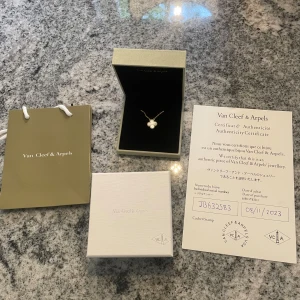 Van Cleef & Arpels Halsband  - Äkta Vintage Alhambra pendant 18k yellow gold, Mother-of-pearl av modellen VCARA45900. I otroligt bra skick endast använd fåtal gånger, allt på bilden medföljer. Kvitto presenteras endast vid förfrågan av seriösa köpare 😊