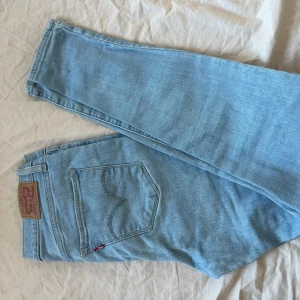 Levi's 720 High Rise Super Skinny jeans - Snygga ljusblå Levi's 720 High Rise Super Skinny jeans i klassisk denim. Hög midja och supertight passform som sitter som en andra hud. Femficksmodell med dragkedja och knapp framtill. Perfekta för dig som gillar en clean och modern look. Knappt använda