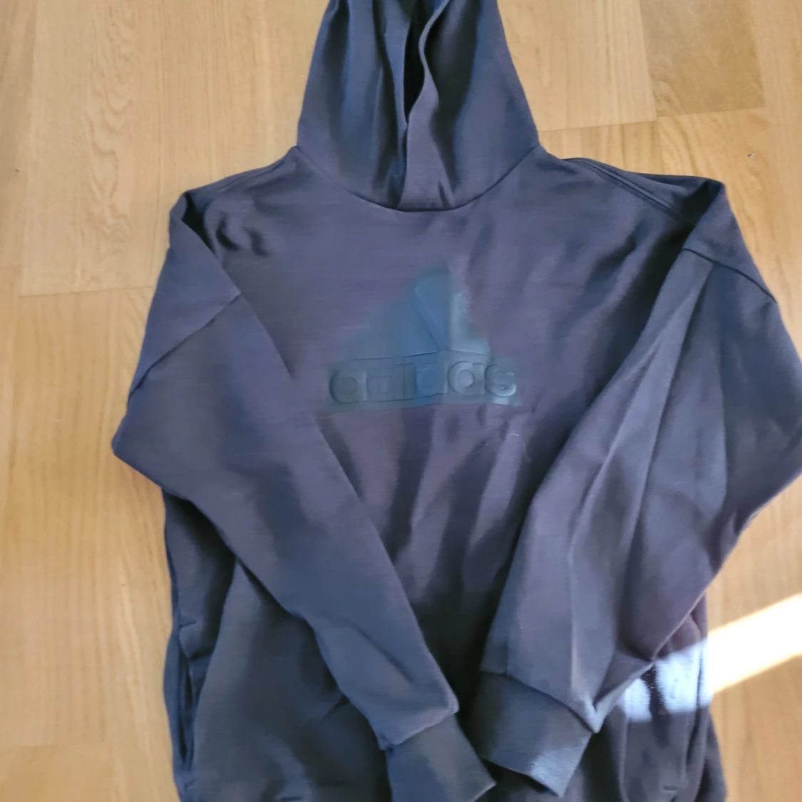 Svart Adidas hoodie med logga