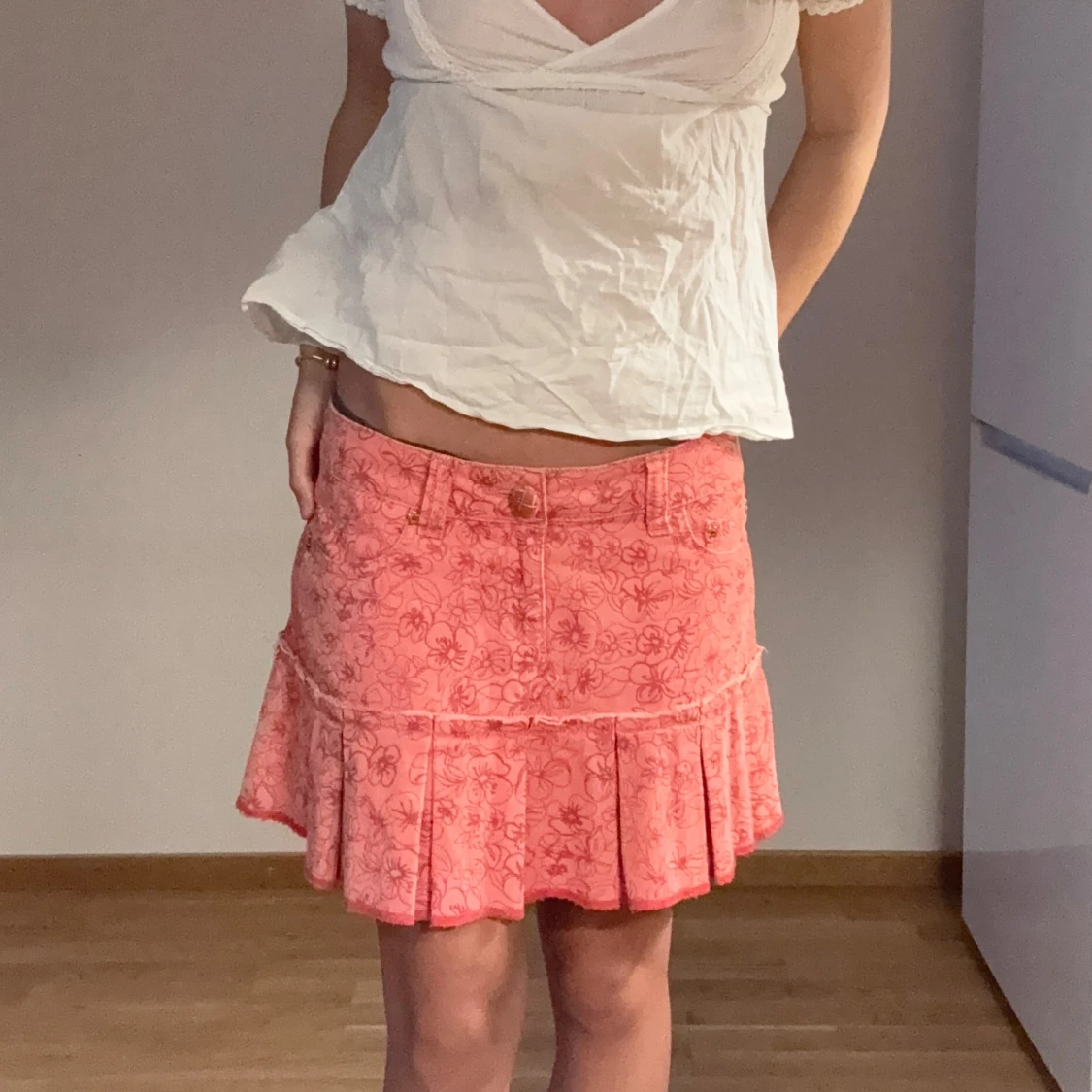 Lågmidjad Rosa blommig kortkjol med volang