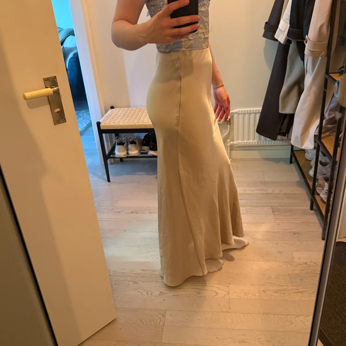 Champagnefärgad långkjol i satin - 2