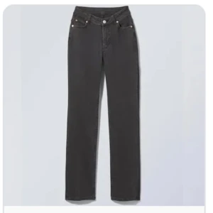 Weekday twig jeans - Snygga svarta raka jeans från weekday.  Jeansen har midwaist midja. Tyvärr försmå för mig❤️