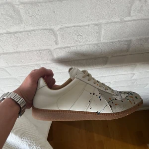 Maison margiela gats, helt nya - Säljer ett par maison margiela paint splash, helt oanvända. Retale pris ligger väll på ca 7500. box tillkommer samt dust bags. Passar även 44