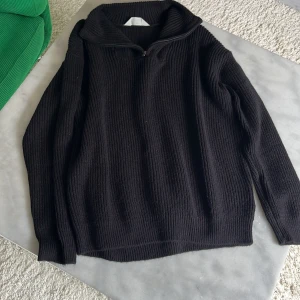 Svart stickad half zip-tröja H&M - Svart ribbstickad tröja från H&M med half zip-dragkedja i halsen. Tröjan har lång ärm och en lite högre krage som går att öppna med dragkedjan. Skick är 10/10 aldrig använt för den är för stor. Pris går alltid att diskuteras😊