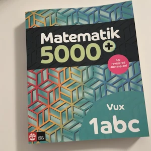 Matematik 5000+ Vux 1abc - En modern mattebok för gymnasiet och vuxenutbildning! Här får du digitala verktyg, utmanande uppgifter och tydliga förklaringar. Perfekt för dig som vill klara kurserna Matematik 1a, 1b eller 1c och utveckla dina mattekunskaper på ett inspirerande sätt.