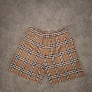 Burberry shorts - Burberry shorts i storlek L, perfekta till sommaren, bästa kvalité helt identiska, mitt pris: 549kr pris går att diskutera💸