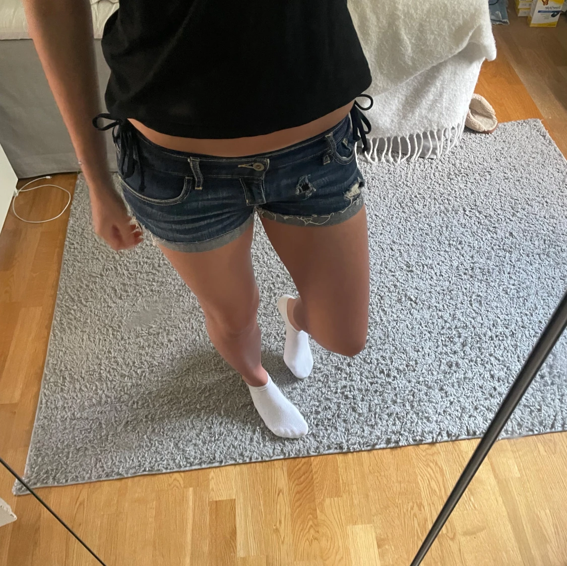 Mörkblå jeansshorts med slitningar från Hollister