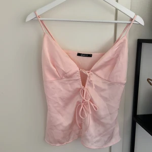 Ljusrosa linnetopp från Gina Tricot - Rosa linnetopp från Gina Tricot i storlek 36. Använt få gånger så den är i bra skick.