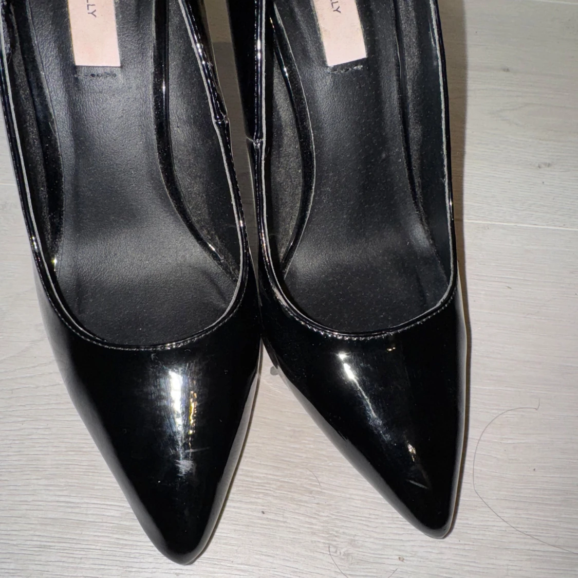 Svarta lackpumps från Nelly - 2