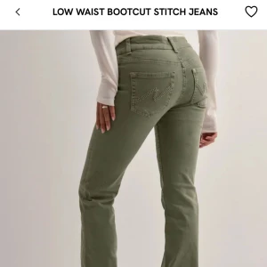 Gröna low waist bootcut jeans Nelly - Säljer dessa jeansen för fick hem fel storlek och har helt glömt och skicka tillbaka dom, endast öppnat plastpåsen så inte provade. 