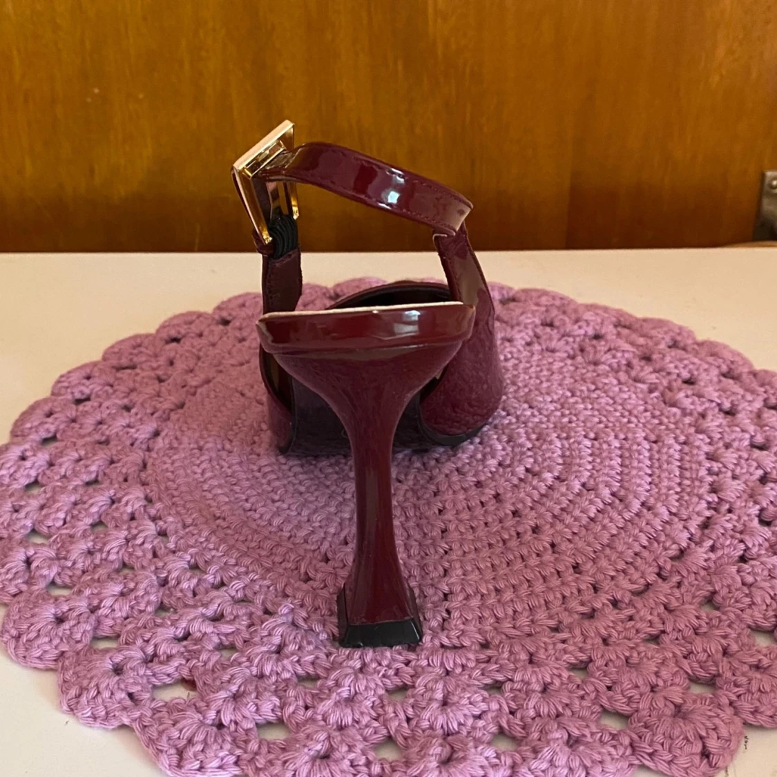 Vinröda lackpumps med spetsig tå - 91