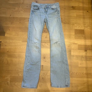 Gina Young jeans  - Säljer ett par ljusblå jeans med bootcut passform och slitningar vid knäna, hyfsat Lågmidjade. Bra skick förutom att det är lagade (bild 3)! 🥰
