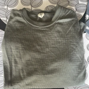 GRISCH TRÖJA FRÅN ARKET  - Denna tröja har hjälpt mig att fixa dem skönaste tjejerna i Stockholm. Tröjan har en unik fräsch grön färg som passar perfekt till en utgång outfit. Tröjan sitter tajt och får din fysik att lyfta fram. Tröjan är XS men passar som S