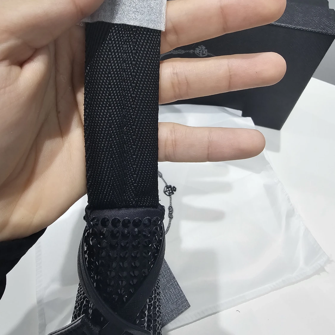 Svart glittrig handväska från Prada - 4