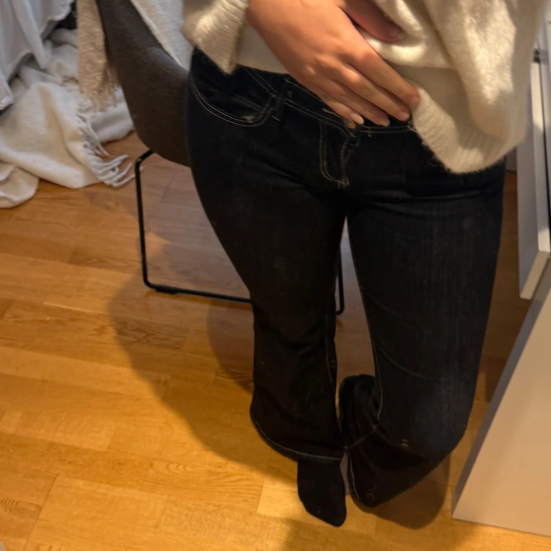 Mörkblå bootcut jeans med kontrastsömmar - 1