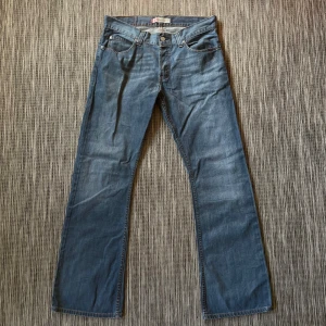 Levi's 512 Bootcut jeans blå - Levi's 512 Bootcut jeans i blå denim. Storlek 34/34. 