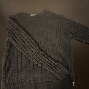 Kabelstickad Tröja | M ⚡️ - Säljer denna galet feta kabel stickade tröja från Lindbergh!⚡️Skick : 9,8/10 Inga tecken på användning | Nypris 8-900kr, mitt pris 149kr!