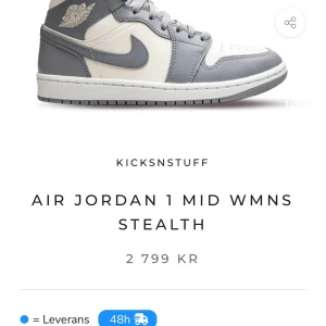 Air Jordan 1 Grå/Vit - Snygga Air Jordan 1 i grått och vitt. Säljer de för att de är för små 