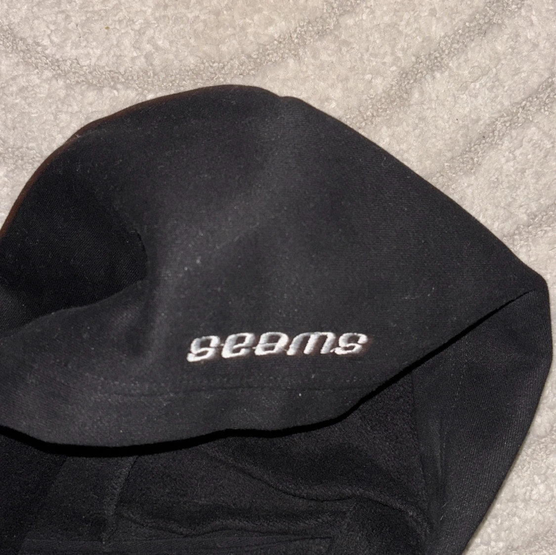 Svart hoodie från Seams med tryck - 3