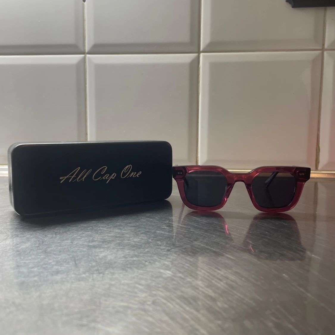 Vin röda solglasögon All Cap One
