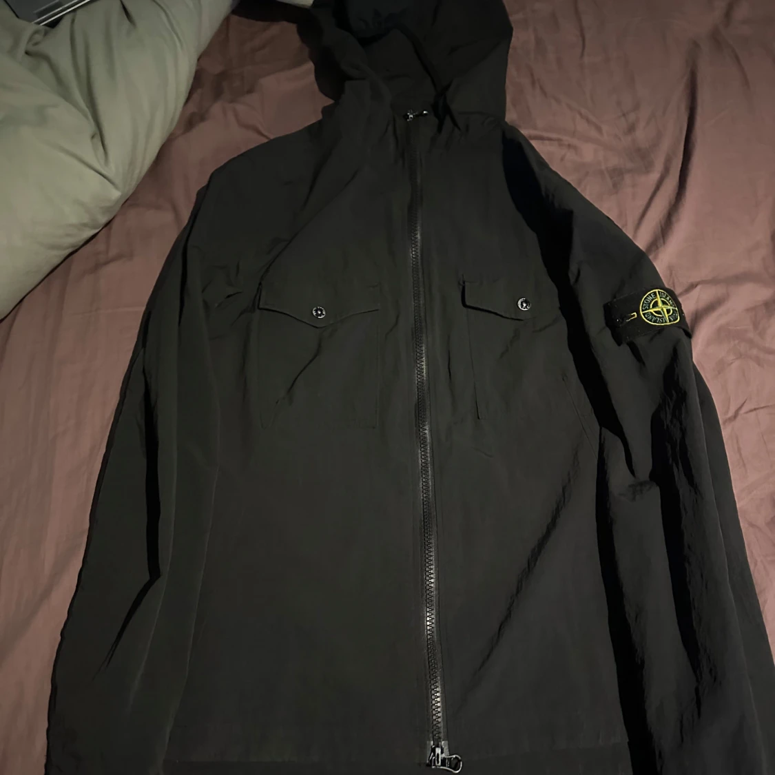 Svart vindjacka från Stone Island med luva  - 2