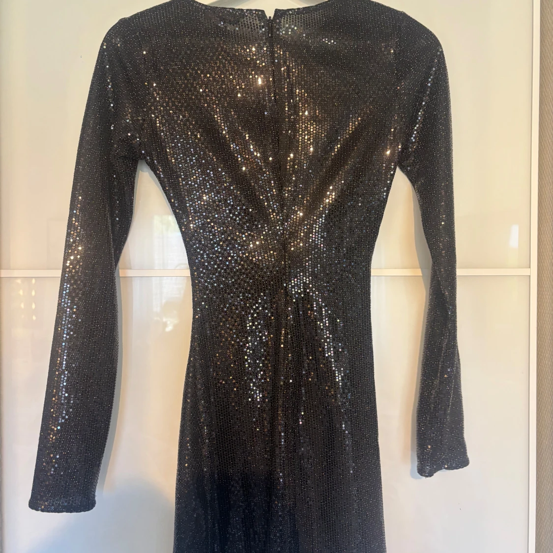 Glittrig svart klänning från H&M XS - 1