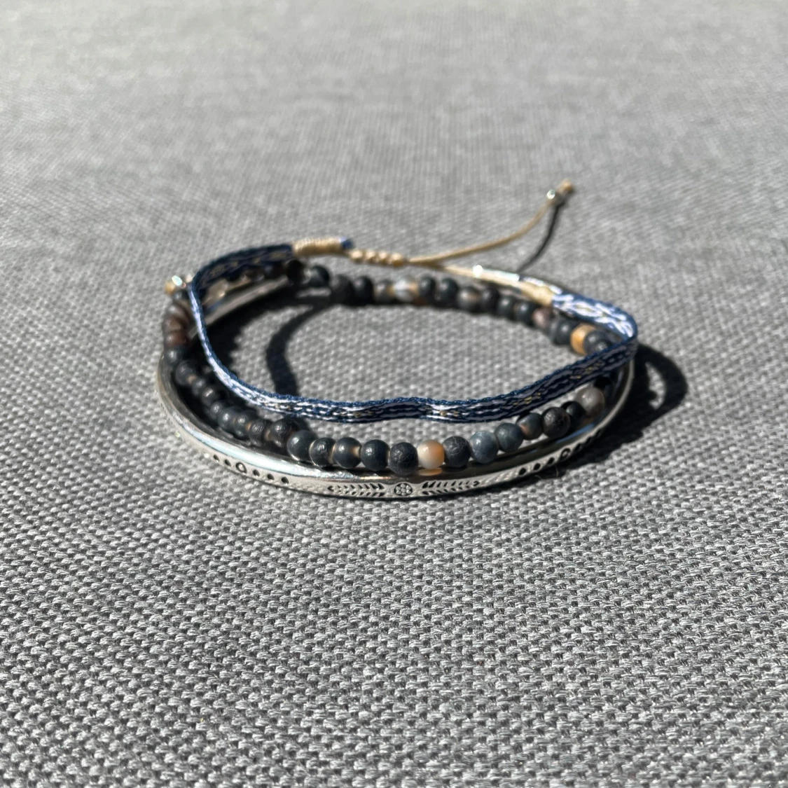 Set med tre armband i blått och silver - 1