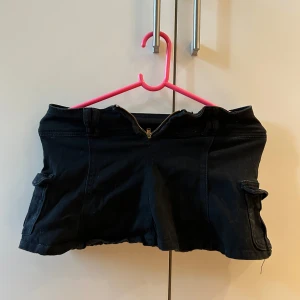 Microkjol med inbyggda shorts  - Jättesöt jättekort kjol! Det bästa haha🌸 inga fel eller defekter, använt ett par gånger men har mest bara legat i garderoben. Lite hundhår på den. 