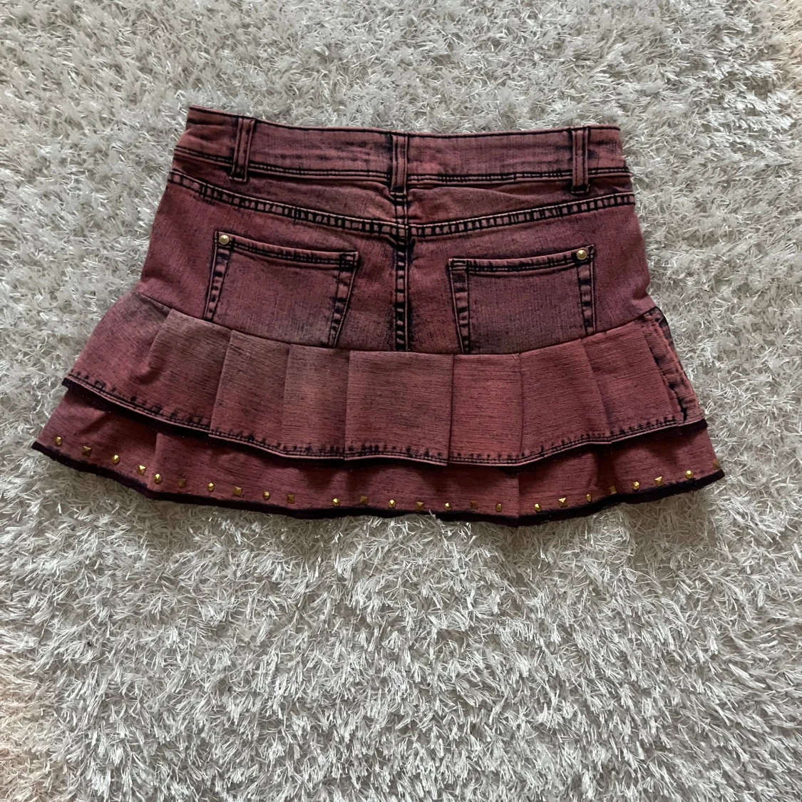 Röd jeanskjol med volanger och nitar - 1