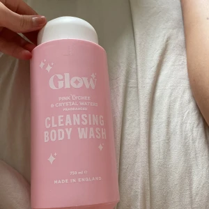 Glow Cleansing Body Wash Pink Lychee - Stor flaska Glow Cleansing Body Wash med doft av pink lychee och crystal waters. Kommer i en söt rosa plastflaska på 750 ml med vit kork. Tillverkad i England och perfekt för dig som gillar fräscha, fruktiga dofter i duschen.från normal.