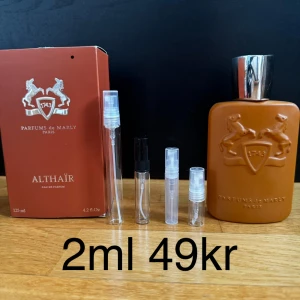 Parfums de Marly Althaïr 2ml - Parfums de Marly Althaïr är en lyxig herrparfym med en söt och vaniljdoft. Doften har varma kryddiga toner av kanel och musky. FINNS ÄVEN I 2,3,5,10ML KOLLA PROFILEN FÖR ANDRA STORLEKAR ! 2ml 39kr | 3ml 49kr | 5ml 89kr | 10ml 159kr | Nypris ca 2500-3000kr