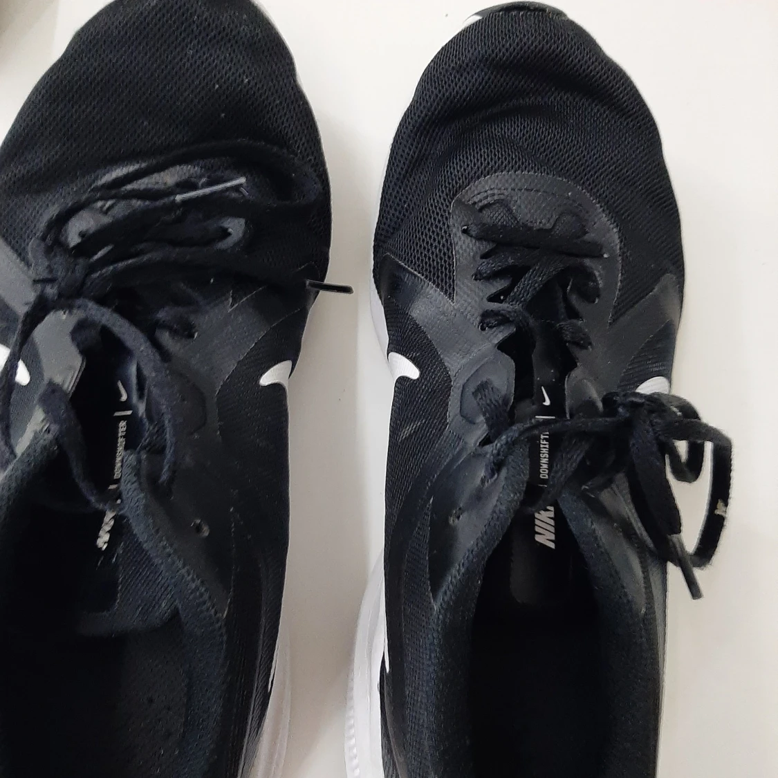 Svarta Nike löparskor med vit sula